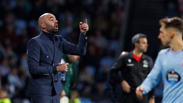 Claudio Giráldez da indicaciones durante el partido entre el Celta y el Espanyol en Balaídos.