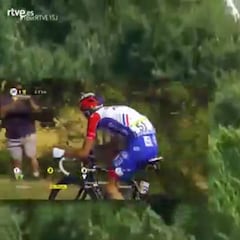 Mikel Landa sufre una aparatosa caída tras ser empujado