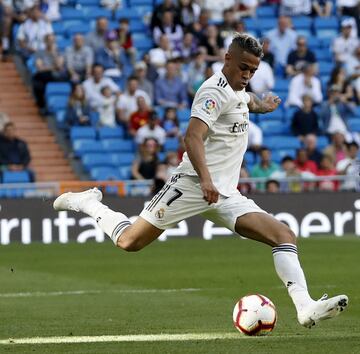 Apenas tuvo minutos en la 2016-17, en la que Benzema y Morata se llevaron todos los minutos de la delantera. Salió y se ganó su regreso con un gran año en el Olympique de Lyon (21 goles), heredando el 7 de Cristiano Ronaldo, nada menos. Esta temporada no le salió nada, pero espera quedarse y dar la pelea el próximo curso, aunque Zidane no ha demostrado especial predilección por el ariete hispano-dominicano.

