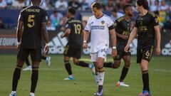 AME068. CARSON (ESTADOS UNIDOS), 09/04/2022.- El jugador de Los Angeles Galaxy Javier Chicharito Hernández durante el partido contra Los Ángeles Football Club hoy, durante la primera mitad de un partido en el Estadio Dignity Health Sports Park, en Carson (EE. UU). EFE/ Armando Arorizo
