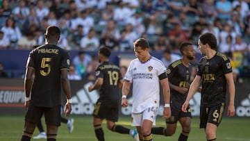 AME068. CARSON (ESTADOS UNIDOS), 09/04/2022.- El jugador de Los Angeles Galaxy Javier Chicharito Hernández durante el partido contra Los Ángeles Football Club hoy, durante la primera mitad de un partido en el Estadio Dignity Health Sports Park, en Carson (EE. UU). EFE/ Armando Arorizo
