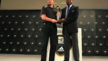 <b>CON EL TROFEO. </b>El ex meta alemán Oliver Kahn y el zambiano Kalusha Bwalya,  miembro de la FIFA.