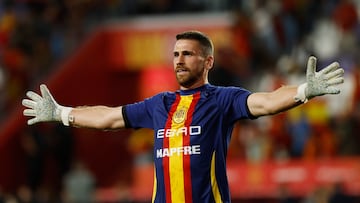 Unai Simón en el calentamiento previo al partido contra Bulgaria.