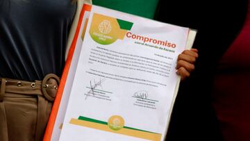 Santiago, 18 de marzo de 2022.
El Presidente Gabriel Boric junto a las ministras de Relaciones Exteriores, Antonia Urrejola y de Medio Ambiente, Maisa Rojas, firma proyecto de acuerdo para aprobar el Tratado de Escazu en el Patio de Los Naranjos, Palacio de La Moneda.
Javier Salvo/Aton Chile