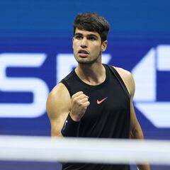Alcaraz puede con el bullicio para sumar su victoria 60 en Slams