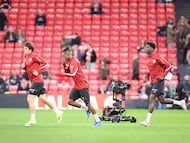 BILBAO, 01/02/2026.- Los jugadores del Athletic Club de Bilbao salen al terreno de juego antes del inicio del partido correspondiente a la jornada 22 de LaLiga EA Sports disputado entre el Athletic Club y la Real Sociedad en San Mamés, Bilbao, este domingo. EFE/ Luis Tejido