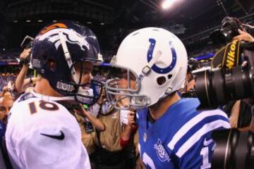 Peyton Manning de los Denver Broncos felicita a Andrew Luck de los Indianapolis Colts.