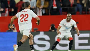 Badé y Lukebakio celebran el gol del francés en el Sevilla-Espanyol.