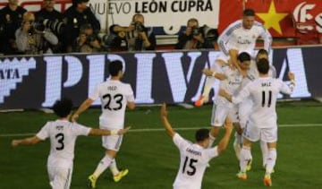 0-1. Di María celebra el primer gol con sus compañeros.