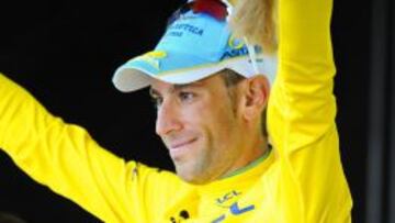 Vincenzo Nibali luciendo de nuevo el maillot amarillo en esta duod&eacute;cima etapa.