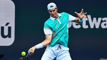 John Isner ejecuta un drive.