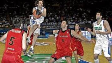 <b>IMPARABLE. </b>Raúl penetra en la defensa del Akasvayu en una imagen que se repitió en el partido.