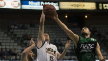 Scott Wood, del Murcia, entre Albert Miralles y Albert Ventura.