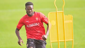 30-10-25. MAMADOU LOUM, JUGADOR DEL SPORTING, EN UN ENTRENAMIENTO EN MAREO.