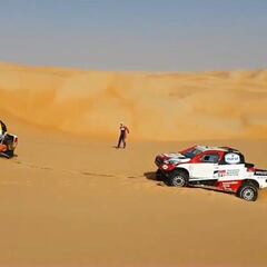 Alonso encalla en una duna y rompe la suspensión en su test