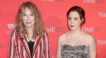 Dylan Farrow junto a Mia Farrow.