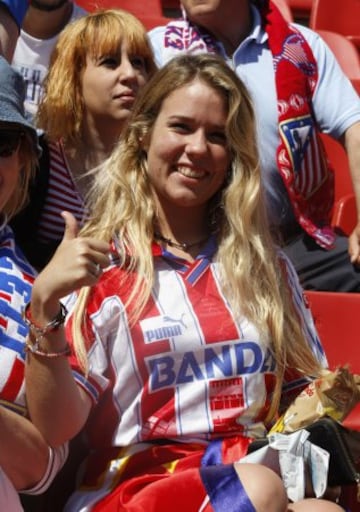 Seguidores del Atlético durante el partido de trigésimo sexta jornada de la Liga de Primera División que disputan esta tarde en el estadio Ciutat de Valencia.