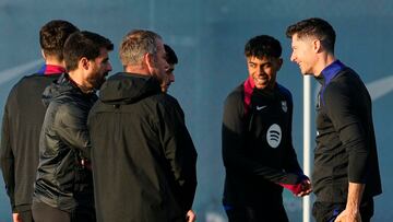 Hansi Flick, con Lamine Yamal y Robert Lewandoski este viernes, durante el entrenamiento en la ciudad deportiva Joan Gamper, en Barcelona.