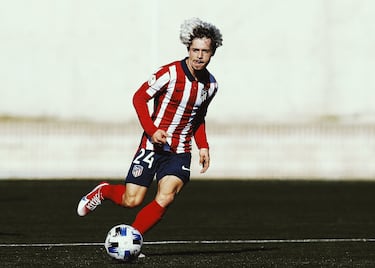 El 6 de enero de 2021 debutó con el primer equipo del Atlético de Madrid en la Copa del Rey. El verano siguiente se marchó cedido al Deportivo de la Coruña, club que la siguiente temporada se hizo con el jugador en propiedad. Tras un año cedido en el Eibar, sigue ligado al club deportivista siendo uno de los jugadores que más minutos acumula esta temporada.
