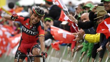 El ciclista colombiano Darwin Atapuma, del BMC Racing Team, celebra su victoria durante la quinta etapa de la Vuelta de Suiza entre las localidades de Brig-Glis y Cari, de 126 kilómetros en Suiza, hoy 15 de junio de 2016.