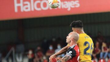 Oriol Rey pugna de cabeza por el bal&oacute;n en la &uacute;ltima cita liguera.