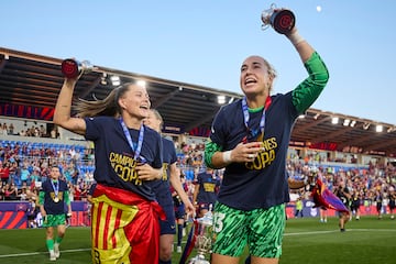 Las jugadoras del Barcelona celebran el triunfo y su undécima Copa de la Reina. En la imagen, Claudia Pina, MVP del partido y Cata Coll.