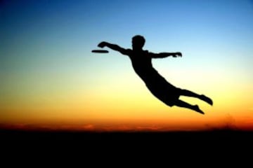 Los jugadores no pueden caminar ni correr mientras tengan el disco en las manos. El Ultimate es distinguido por su principio del "Espíritu de Juego", su alto rendimiento y la alegría del juego. El ultimate recoge elementos del fútbol, del baloncesto y del fútbol americano, sustituyendo el balón por un disco volador (frisbee). Una de sus características más llamativas es la ausencia de un árbitro, el deporte se regula por el espíritu deportivo de cada jugador y equipo. Sus orígenes se remontan al ámbito universitario estadounidense de los años 60, introduciéndose en Europa a principios de los años 80. A nivel mundial se estima que hay unos 300 000 jugadores distribuidos en aproximadamente 5000 equipos.