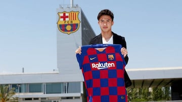 Abe posa con la camiseta del Barça.