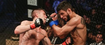 Dani Barez golpea a Joao Camilo durante su combate.