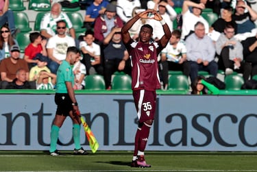 El joven delantero del Albacete sigue de dulce. Lleva cuatro goles en los últimos cinco partidos y está liderando a su equipo hacia la permanencia. Su tanto ante el Elche fue caviar puro: control orientado de espaldas (con sombrerito incluido), y volea para marcar.