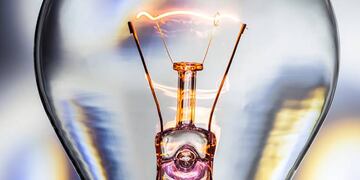 Electricidad atravesando el filamento incandescente de una bombilla