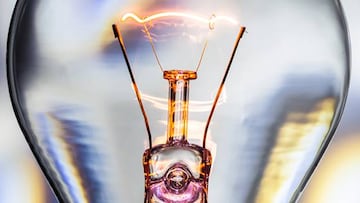 Electricidad atravesando el filamento incandescente de una bombilla