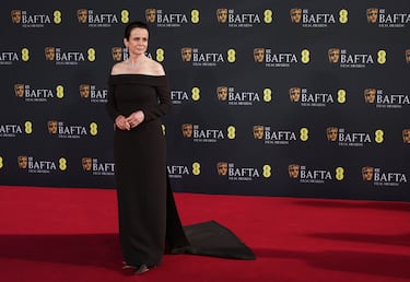 Emily Watson posa en la alfombra roja previa a la gala de Premios de BAFTA.