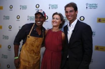 El tenista Español Rafael Nadal posa junto a la ministra Agricultura de España Isabel García Tejerina y el chef Marcus Samuelssondurante el evento "Taste Of Tennis" en Nueva York (EE.UU).