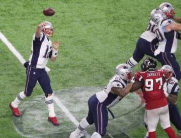 Los New England Patriots iniciaron la prórroga atacando y Tom Brady lo tenía claro. Pases a Edelman para abrir a la defensa y buscar a James White para que rematase lo que había empezado.