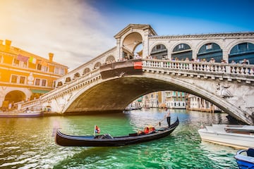 Quizás uno de los más famosos del mundo. El Puente de Rialto fue el primer puente que cruzó los Grandes Canales de Venecia siendo obra de Antonio da Ponte. Esta estructura del siglo XV lo atraviesan millones de personas cada año. Tiene unas dimensiones de 48 metros de largo y algo más de 22 metros de ancho (para dejar espacio para las tiendas a los lados). 