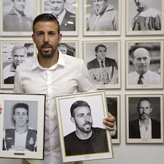 Luis García traspasa paredes en el estadio del Espanyol