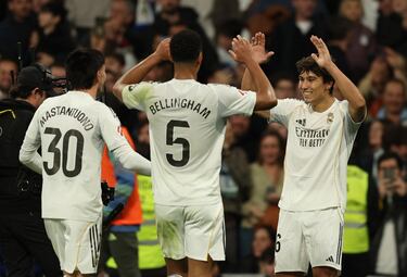 El jugador del Real Madrid, Gonzalo García, celebra con sus compañeros el 4-1 al Real Betis.