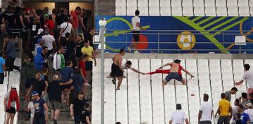 Enfrentamiento entre los ultras rusos e ingleses en el partido que enfrent¨® a ambas selecciones en Marsella durante la Eurocopa 2016.