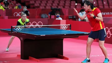 Tokio (Japón), 24/07/2021.- Maria Xiao de España (derecha) en acción contra Anastassiya Lavrova de Kazajstán (izquierda) durante la ronda preliminar de individuales femeninas de tenis de mesa de los Juegos Olímpicos de Tokio 2020 en el Tokyo Metropolitan Gymnasium Arena de Tokio , Japón, 24 de julio de 2021.
