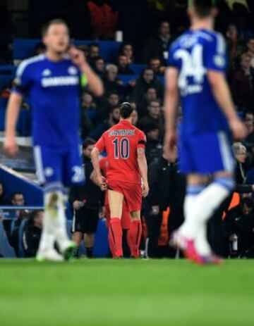 El árbitro Bjorn Kuipers expulsó a Zlatan Ibrahimovic.