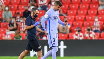 Piqué abandona San Mamés lesionado el pasado sábado.