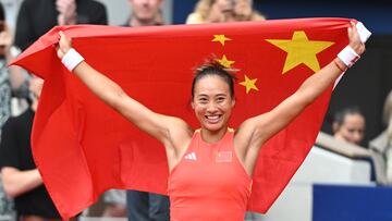Qinwen Zheng, con la bandera china.