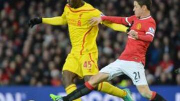 Ander Herrera, ante Balotelli en el partido contra el Liverpool.