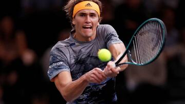 Alexander Zverev devuelve una bola ante Fernando Verdasco durante su partido de segunda ronda del Masters 1.000 de Par&iacute;s en el AccorHotels Arena.