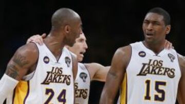 Peace (izquierda), coincidi&oacute; en su &uacute;ltimo a&ntilde;o en los Lakers con Kobe y Steve Nash.