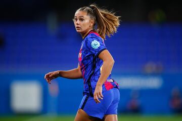 Otra de las estrellas del Barça es Lieke Martens (28 años, Bergen, Países Bajos). La neerlandesa, que ganó el premio The Best en 2017 y que es todo un símbolo en el fútbol femenino de su país, brilla también con luz propia en las filas del Barça. Nominada al Balón de Oro, Martens acumula 7 goles y 4 asistencias en Liga, donde regresó en la pasada jornada tras una lesión en su mano. Martens se caracteriza por jugar a banda cambiada, actuando de extremo, posición que le sirve para aprovechar su técnica y su regate. Su velocidad, junto con su verticalidad y habilidad en los duelos individuales, la convierten en una jugadora peligrosa cerca del área rival.