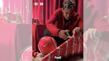 Luis Díaz en modo navidad: ¡Así empaca regalos en Liverpool!