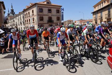 Los ciclistas toman la salida en la localidad soriana de El Burgo de Osma. 
