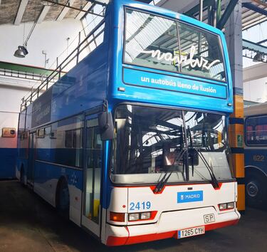 Naviluz es el autobús navideño de la EMT Madrid que recorre el centro de la ciudad iluminado por miles de luces. Funciona entre finales de noviembre y principios de enero, ofreciendo un recorrido panorámico de 50 minutos por las principales calles decoradas. Una experiencia mágica para disfrutar en familia durante las fiestas."